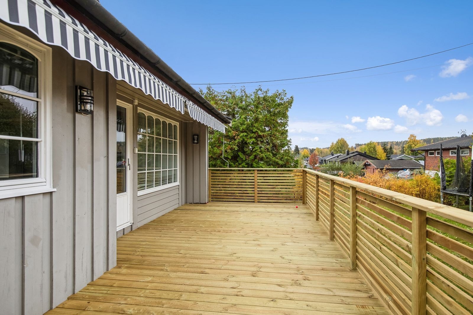 Boligen har en ny terrasse og opparbeidet hage. Galleribilde