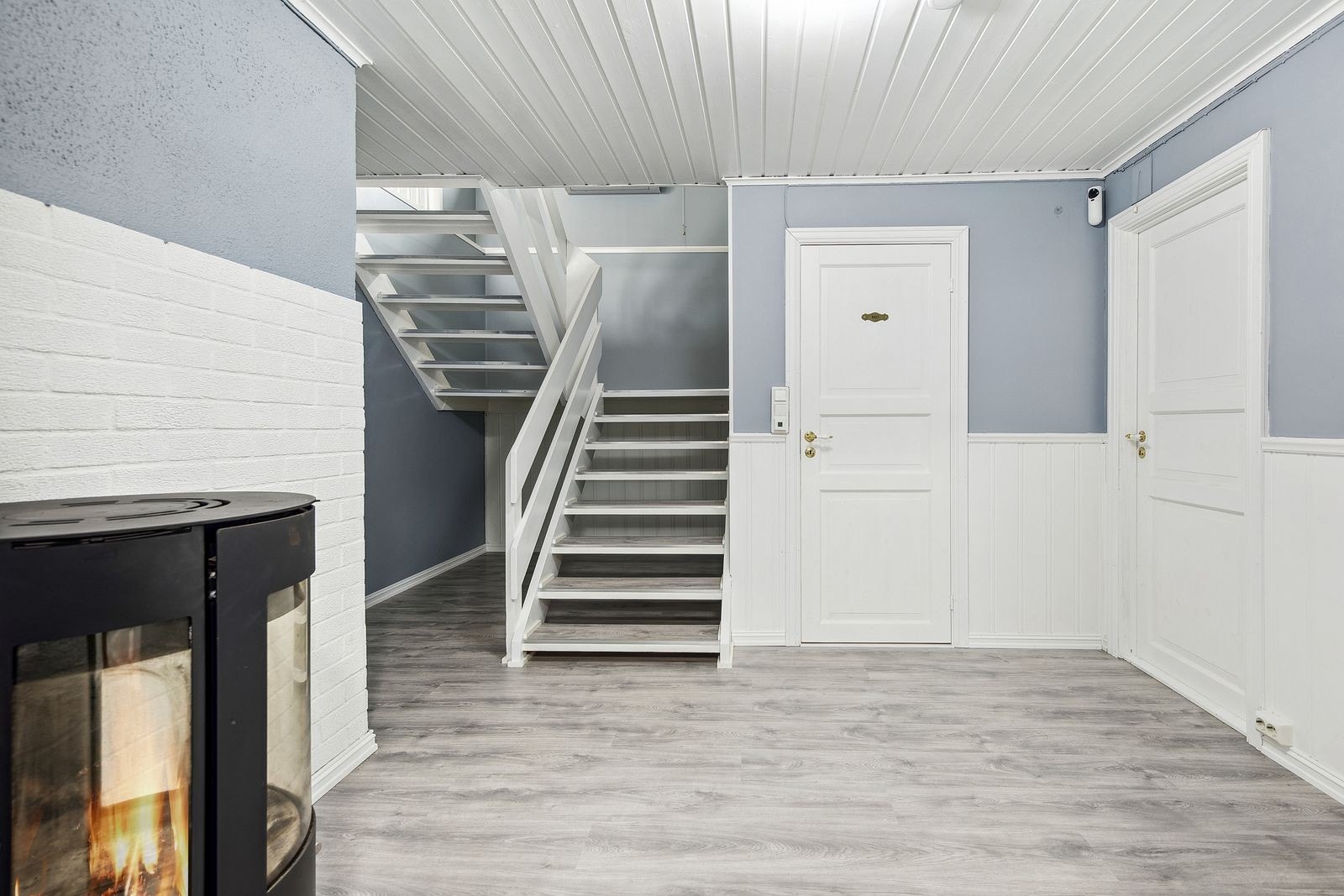 Lys og romslig entre med adkomst til alle rom Galleribilde