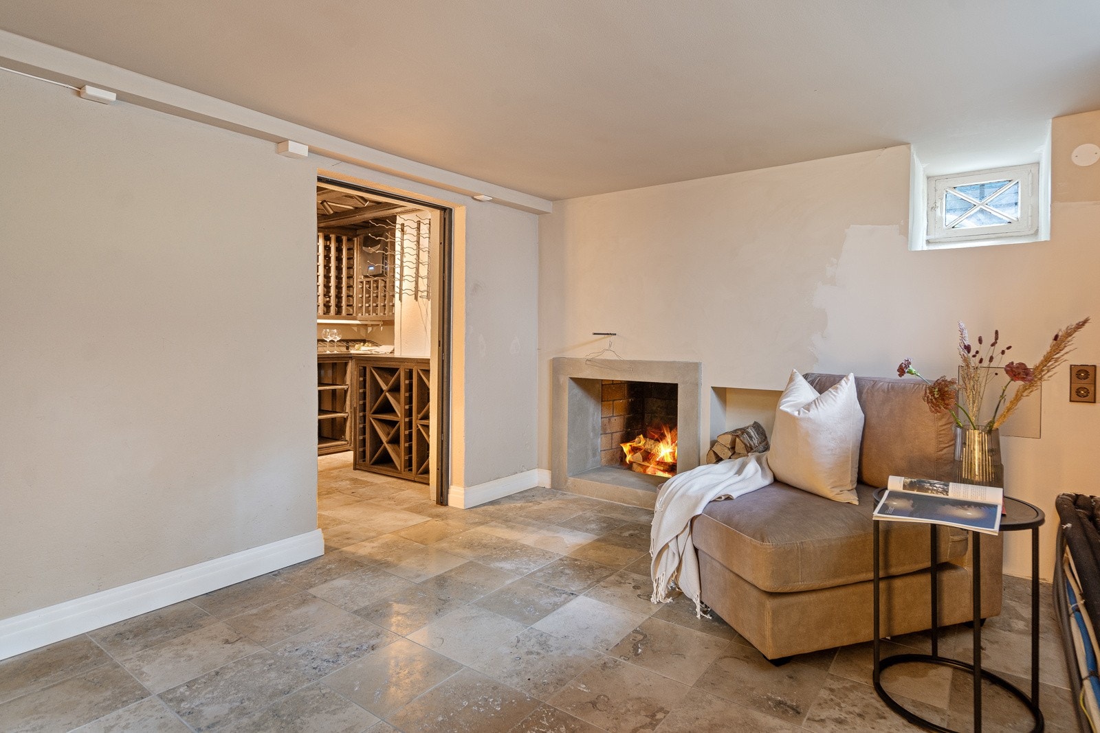 Innredet kjeller med peisstue og vinkjeller Galleribilde