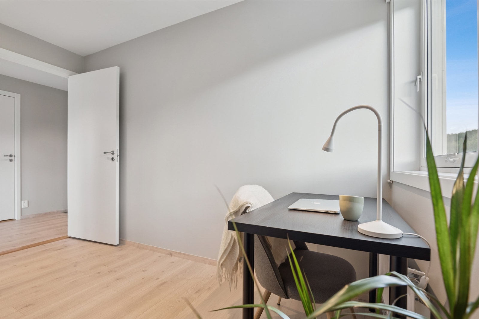 Også her er det laminatgulv og radiator for oppvarming. Galleribilde