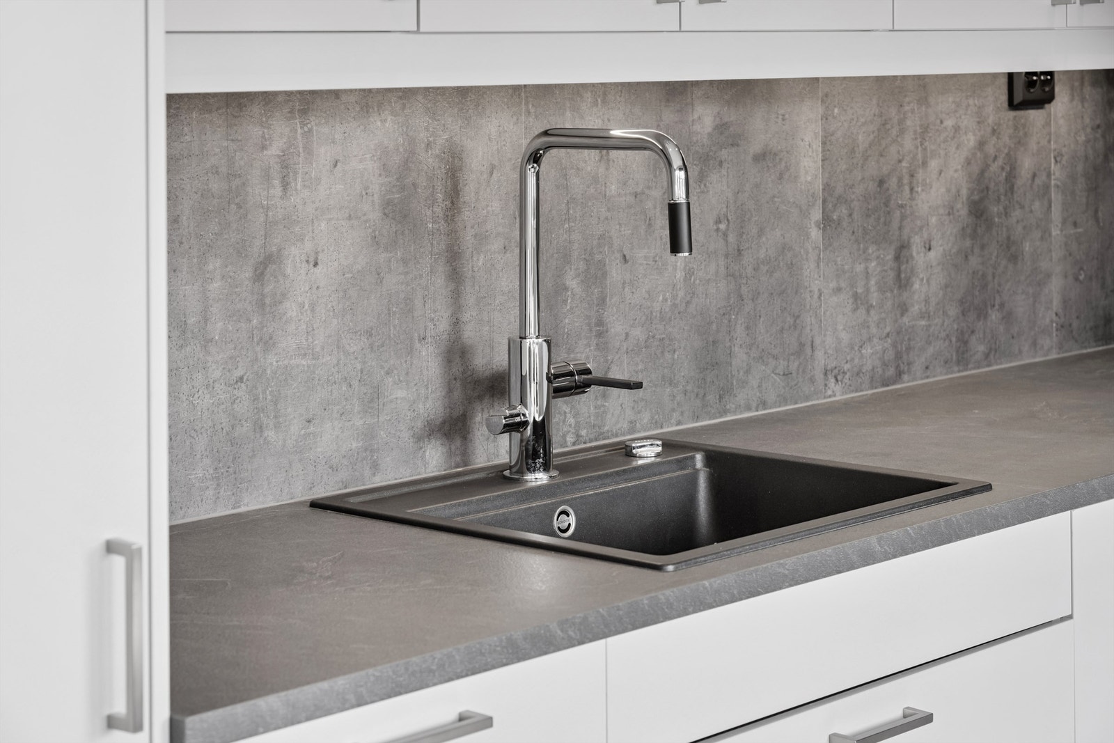 Praktisk laminatbenkeplate med nedfelt vaskekum og moderne armatur. Galleribilde