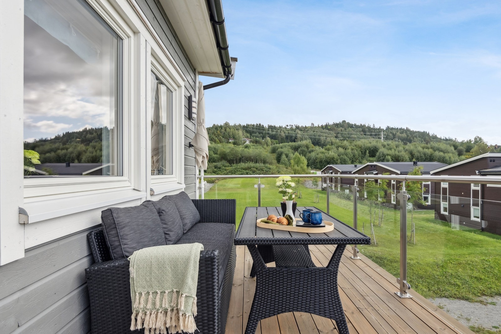 Fra verandaen har man en åpen og fri utsikt over nærområdet. Galleribilde