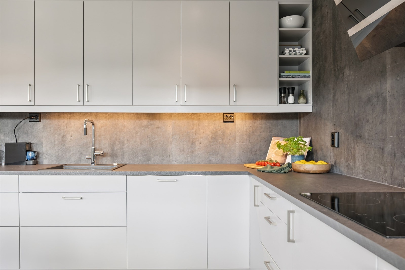 Innredningen inkluderer stekeovn, kjøl/fryseskap og oppvaskmaskin. Galleribilde