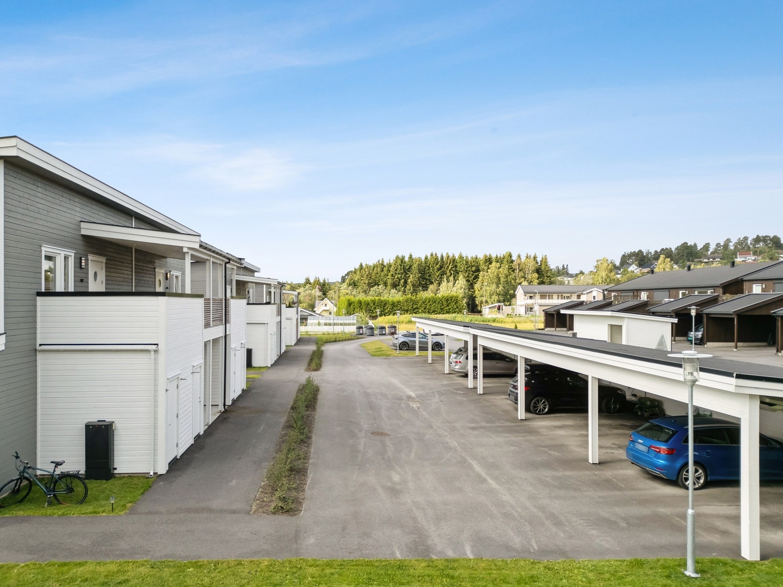 Det medfølger en fast biloppstillingsplass i felles carportanlegg, utstyrt med elbillader. Galleribilde