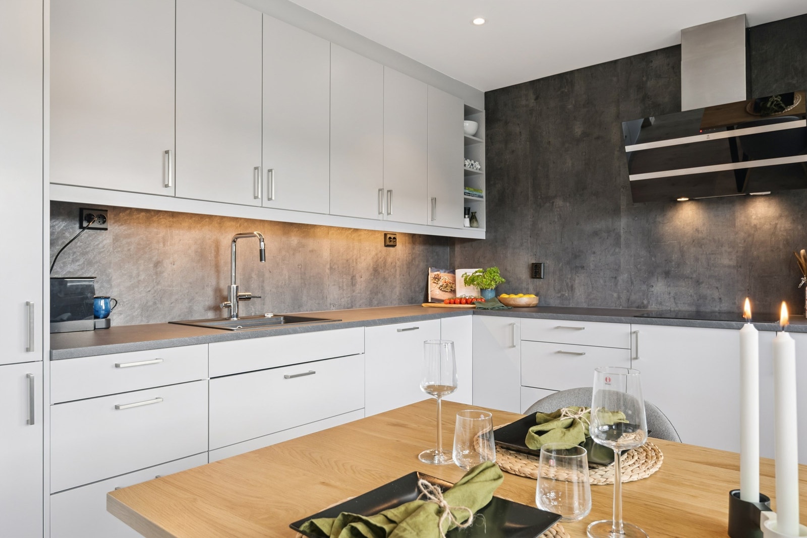 God benke- og skapplass gjør kjøkkenet både funksjonelt og ryddig. Galleribilde