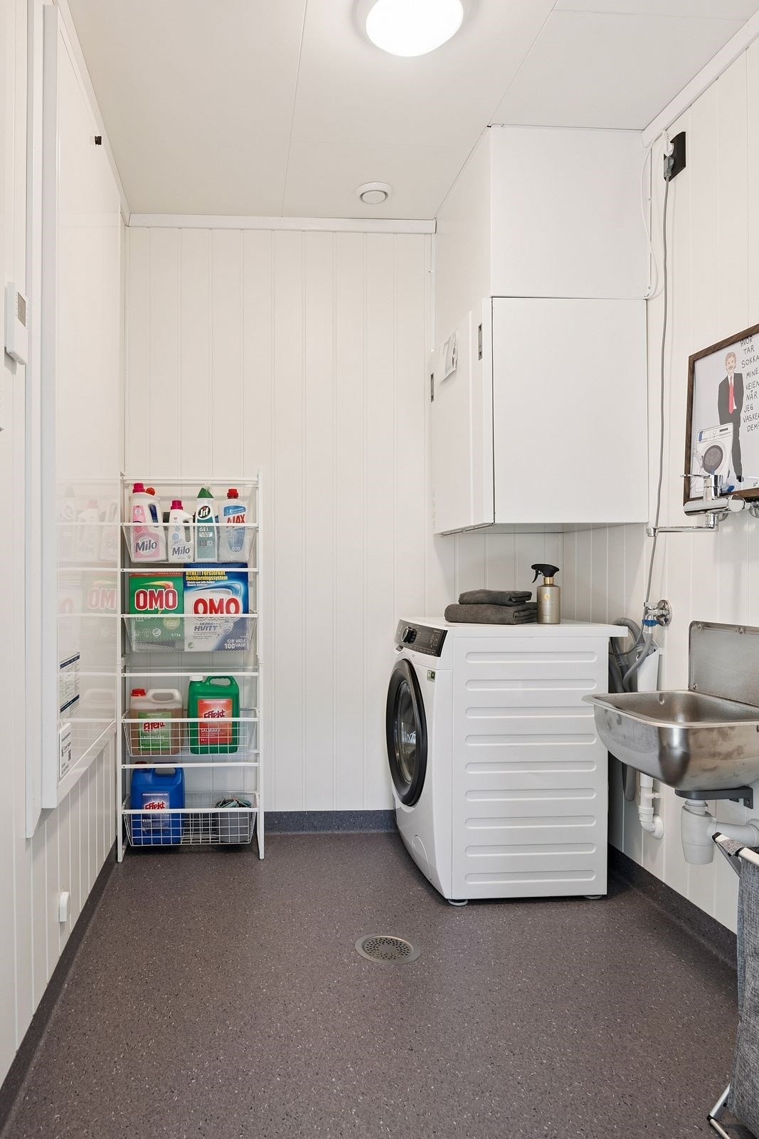 Teknisk rom/bod med opplegg for vaskemaskin og praktisk utslagsvask. Galleribilde