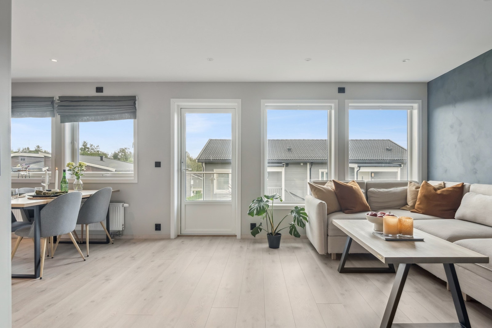 Den åpne løsningen gir fleksible møbleringsmuligheter for både sofagruppe og spisebord. Galleribilde