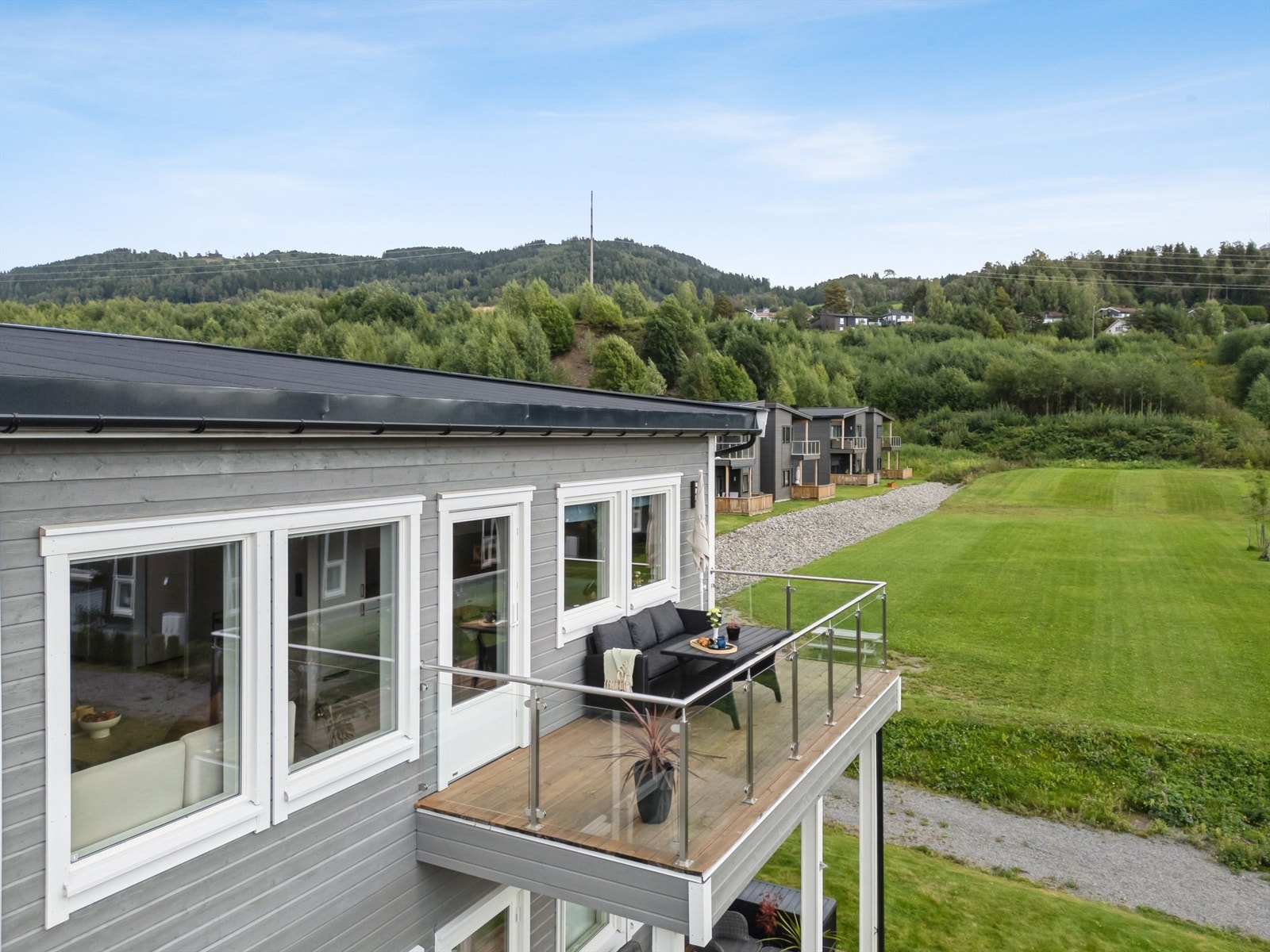 Boligen holder en god standard med balansert ventilasjon, vannbåren gulvvarme og det er gjort flere tilvalg som gjør at leiligheten får et ekstra løft og særpeg. Galleribilde