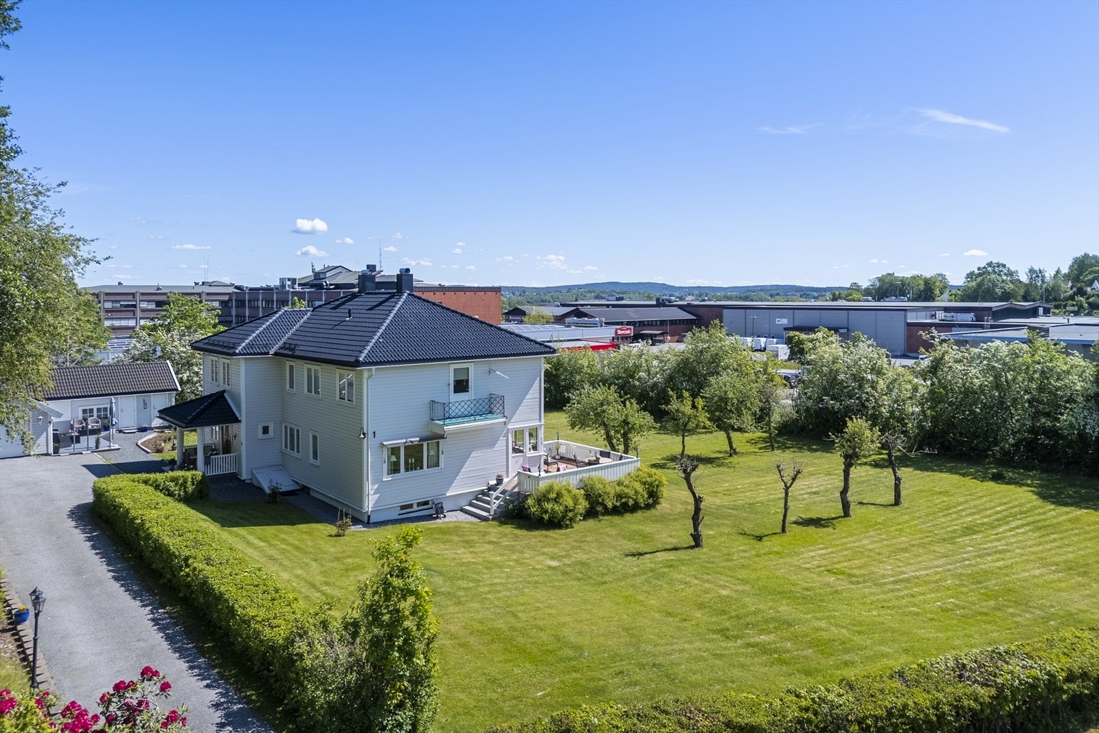 Godt vedlikeholdt enebolig med mange oppgraderinger de senere år. Det er bla byttet kledning og vinduer, nyere elektrisk anlegg, oppgradert sentralfyringsanlegg m.m. Galleribilde