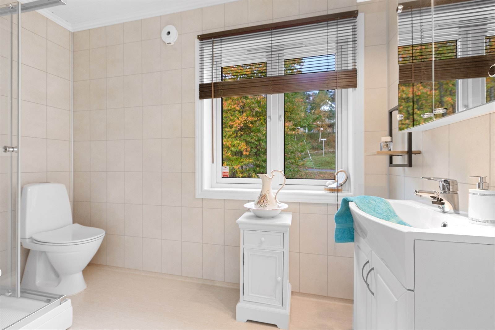 Ett av to bad i 2. etasje. Begge badene er pusset opp i 2010. Galleribilde