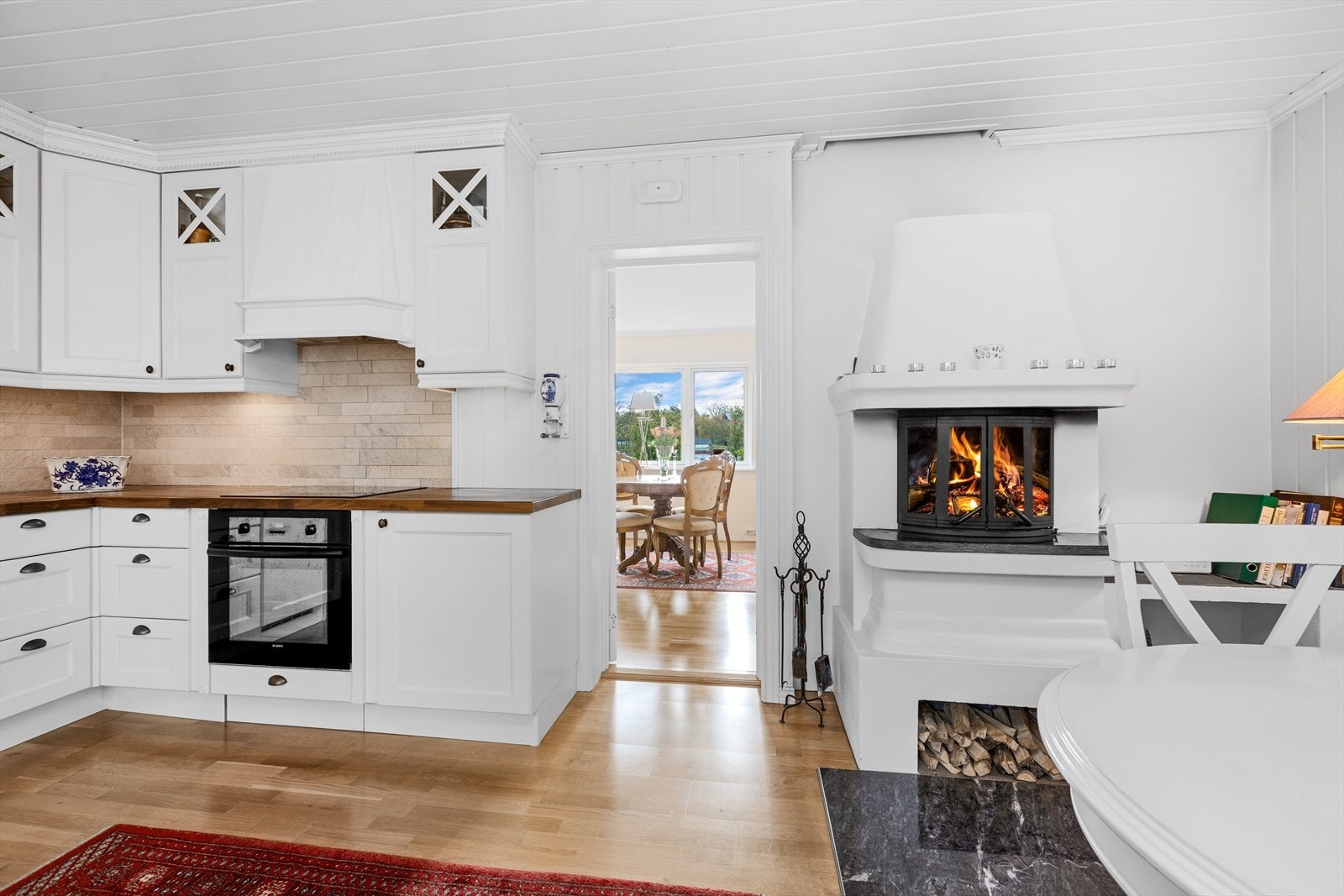 Kjøkkenet er tilknyttet spisestuen Galleribilde