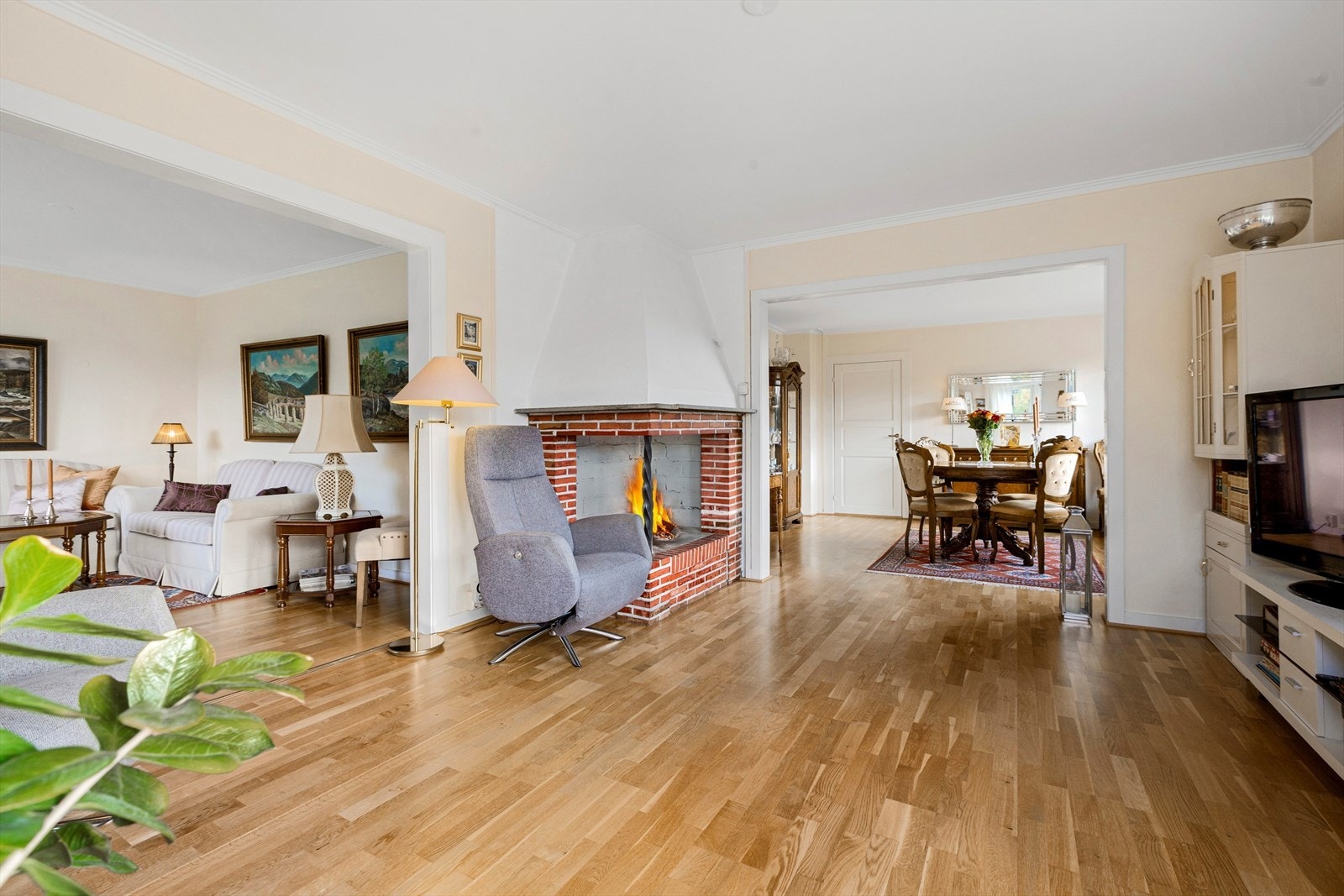 Boligen har store stuer med mulighet for inndeling i flere soner Galleribilde