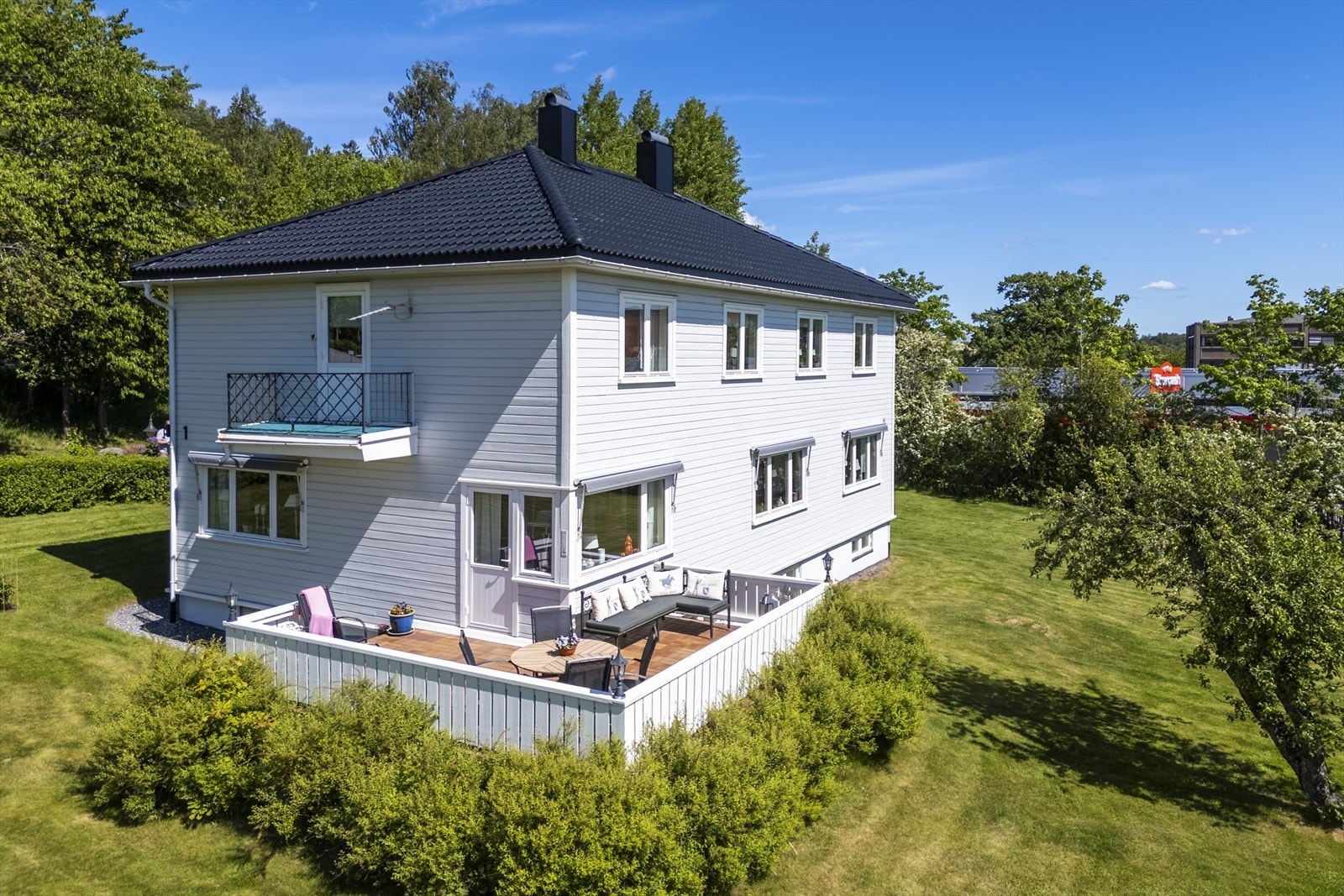 Fra stuen i første etasje er det adkomst til vestvendt og solrik veranda. Fra andre etasje er det utgang til balkong. Galleribilde