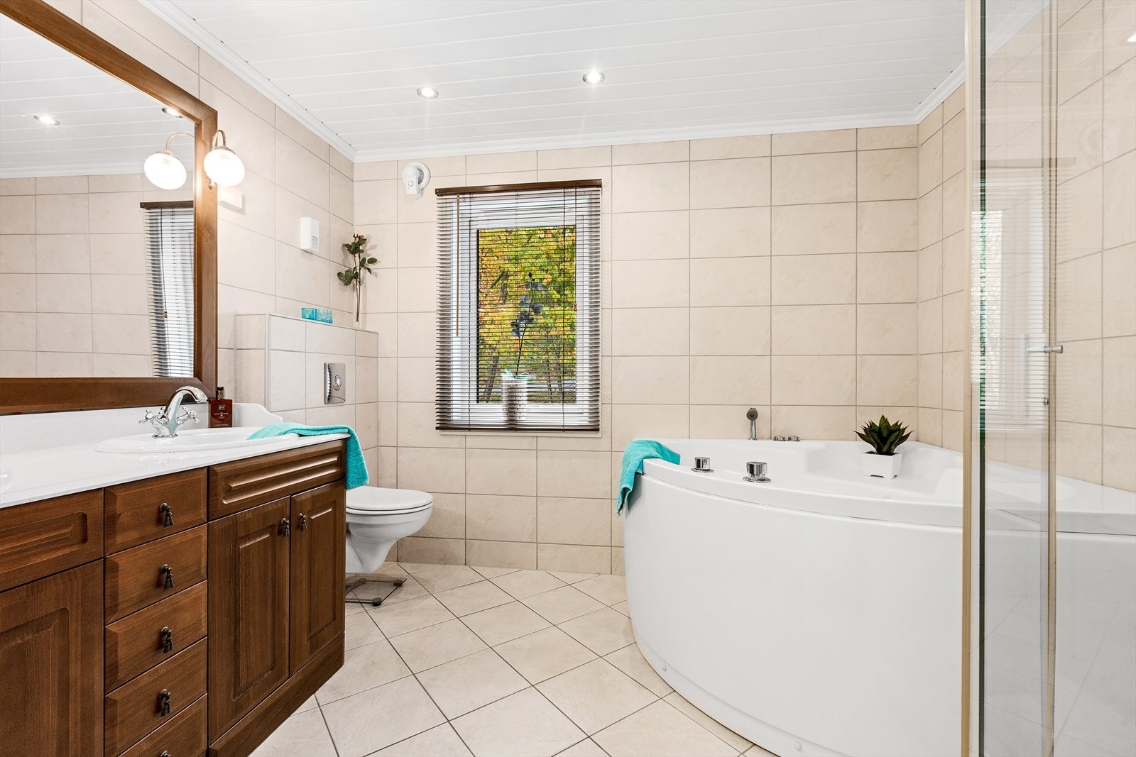 Bad 1 i 2. etasje med dusjkabinett og boblebadekar Galleribilde