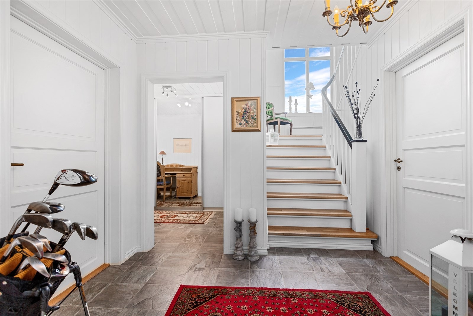 Hall/trapperom av god størrelse, med store vindusflater og mye naturlig lys Galleribilde