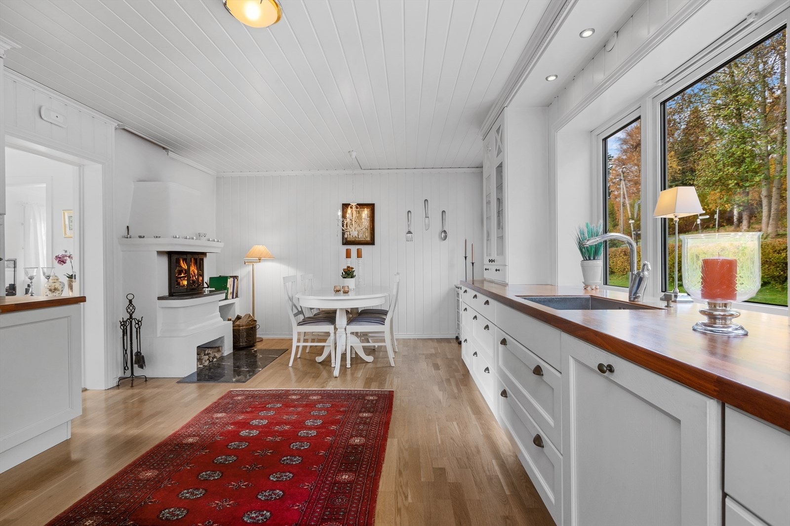 Svært romslig og pent kjøkken med peisovn og spiseplass Galleribilde