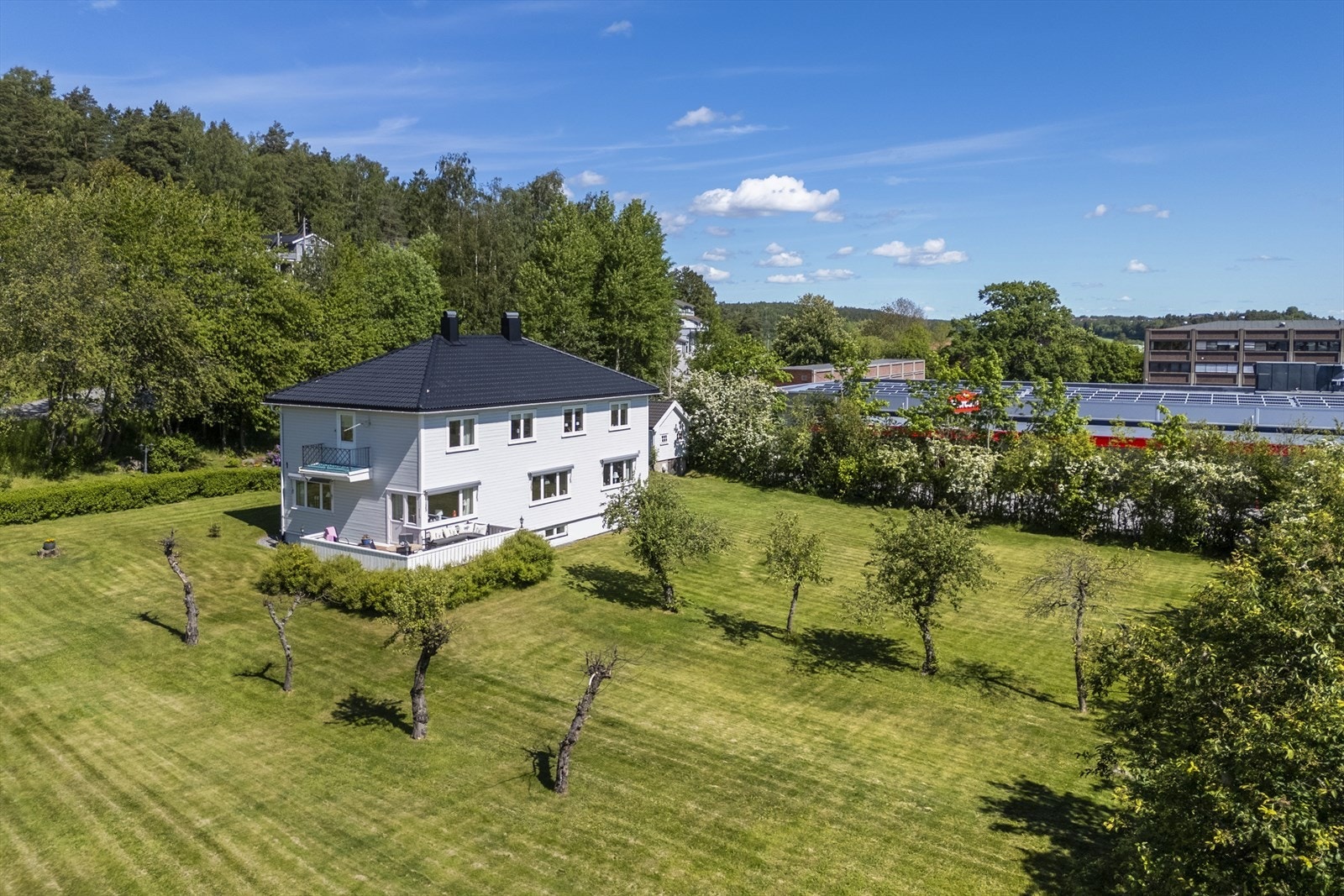 Boligen ligger ved markagrensen i stille og rolig nabolag Galleribilde