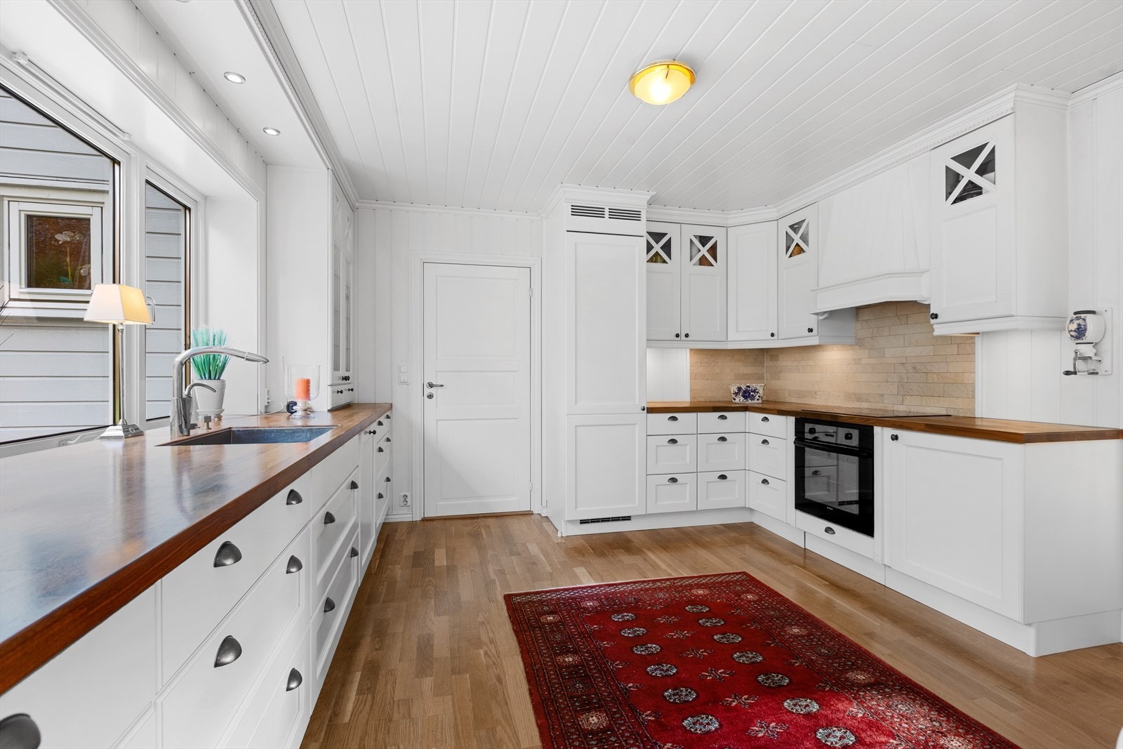 Kjøkkenet er av god størrelse og har mye benk- og skapplass. Integrerte hvitevarer: stekeovn, platetopp, ventilator, kombiskap og oppvaskmaskin Galleribilde