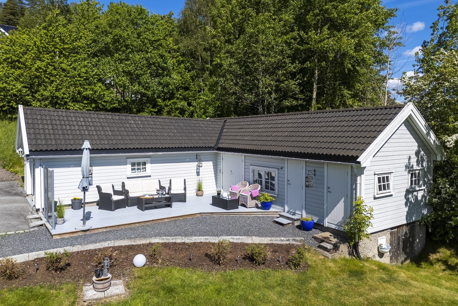 Hyggelig uteplass og mye lagringsplass i garasje og anneks Galleribilde