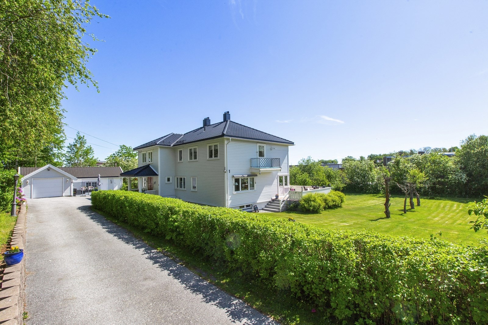 Asfaltert innkjørsel og god plass til flere kjøretøy på gårdsplassen Galleribilde