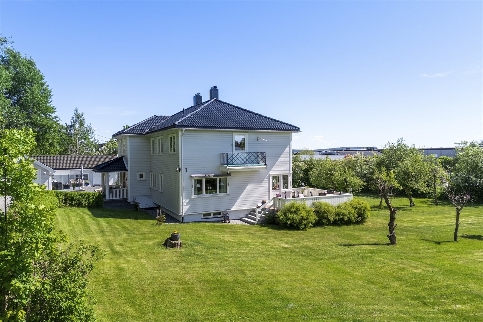 Boligen har solrike og godt skjermede uteplasser Galleribilde