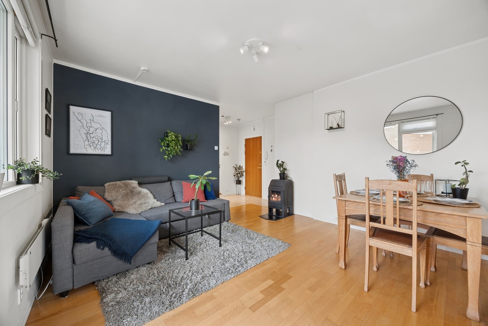 Stuen oppleves lys og luftig, med god plass til både sofagruppe og spisebord. Det er installert vedovn, noe som gir en hyggelig atmosfære og god oppvarming av boligen. Galleribilde