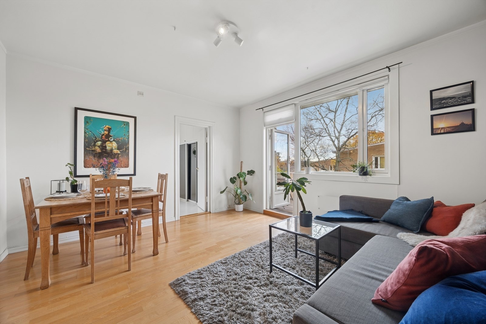 Leiligheten har en fin intern beliggenhet i Lilleberg borettslag. De store vindusflatene gir rikt med naturlig lys inn stuen, samt et godt utsyn. Galleribilde