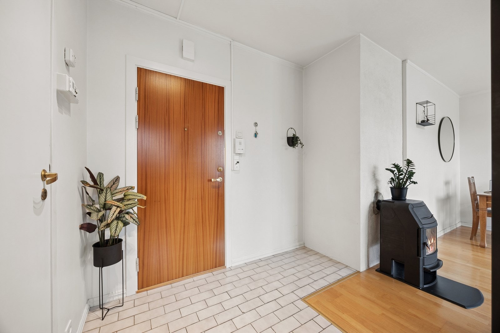 Innbydende og hyggelig entré med god plass til sko og ytterklær. Galleribilde