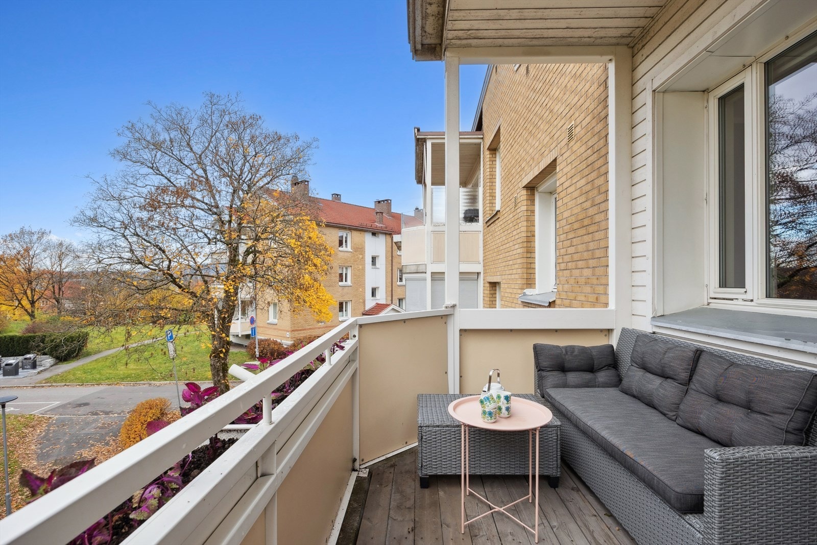 Balkongen byr på god plass til utemøbler, grill og planter, og blir fort en naturlig forlengelse av stuen på sommerstid. Galleribilde