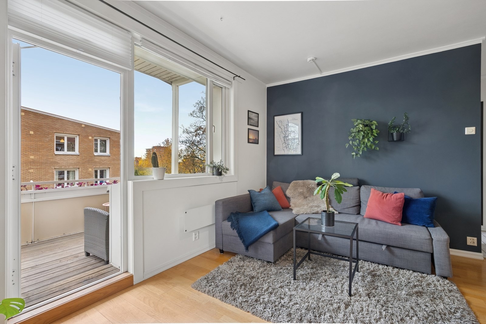 Fra stuen har du direkte utgang til en herlig balkong - perfekt for late sommerdager. Galleribilde