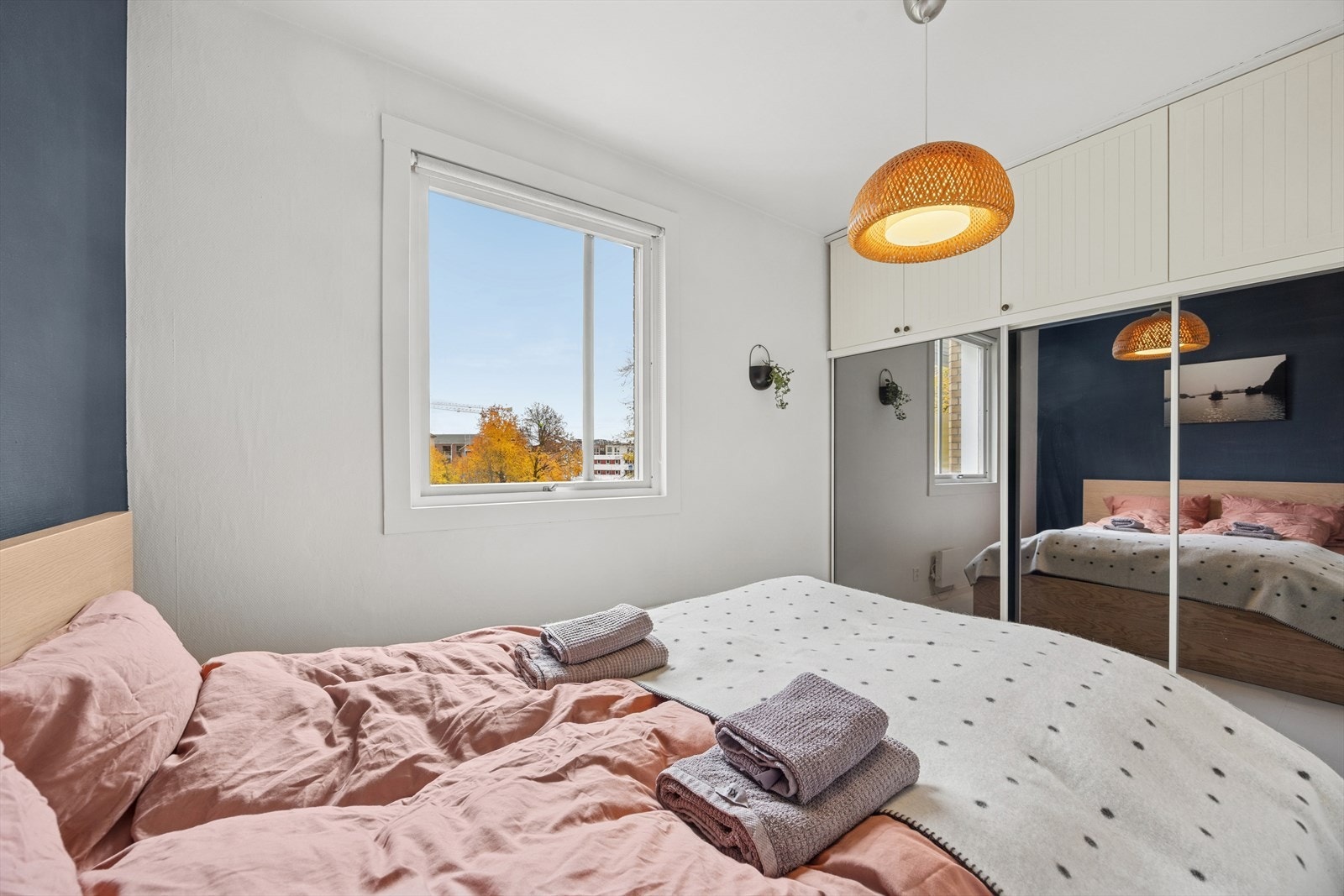 Her er det plass til stor seng og rikelig med oppbevaringsmuligheter. Galleribilde