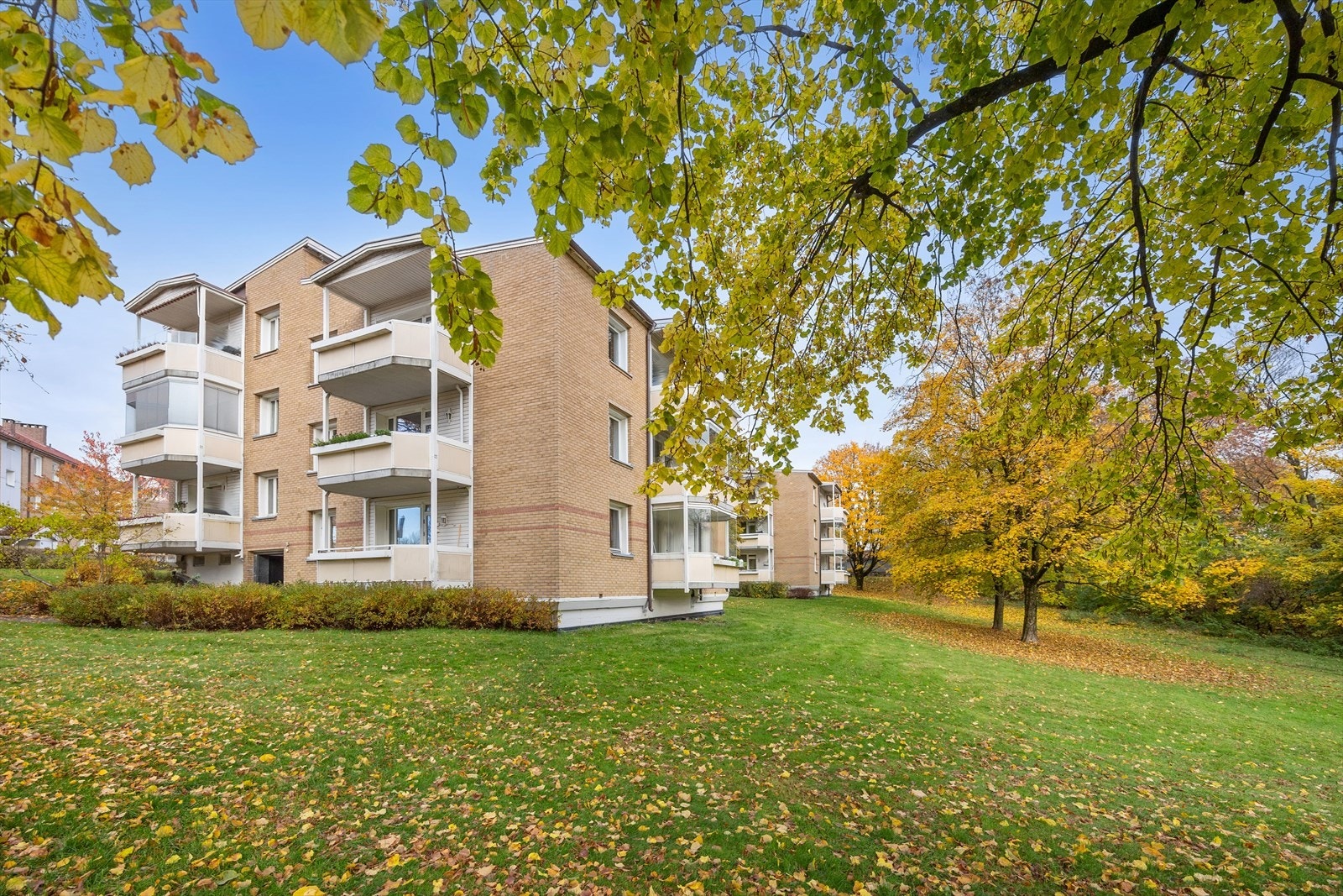 Området byr på store grøntområder, stille og rolige omgivelser, samt kort vei til servicetilbud og fasiliteter. Galleribilde