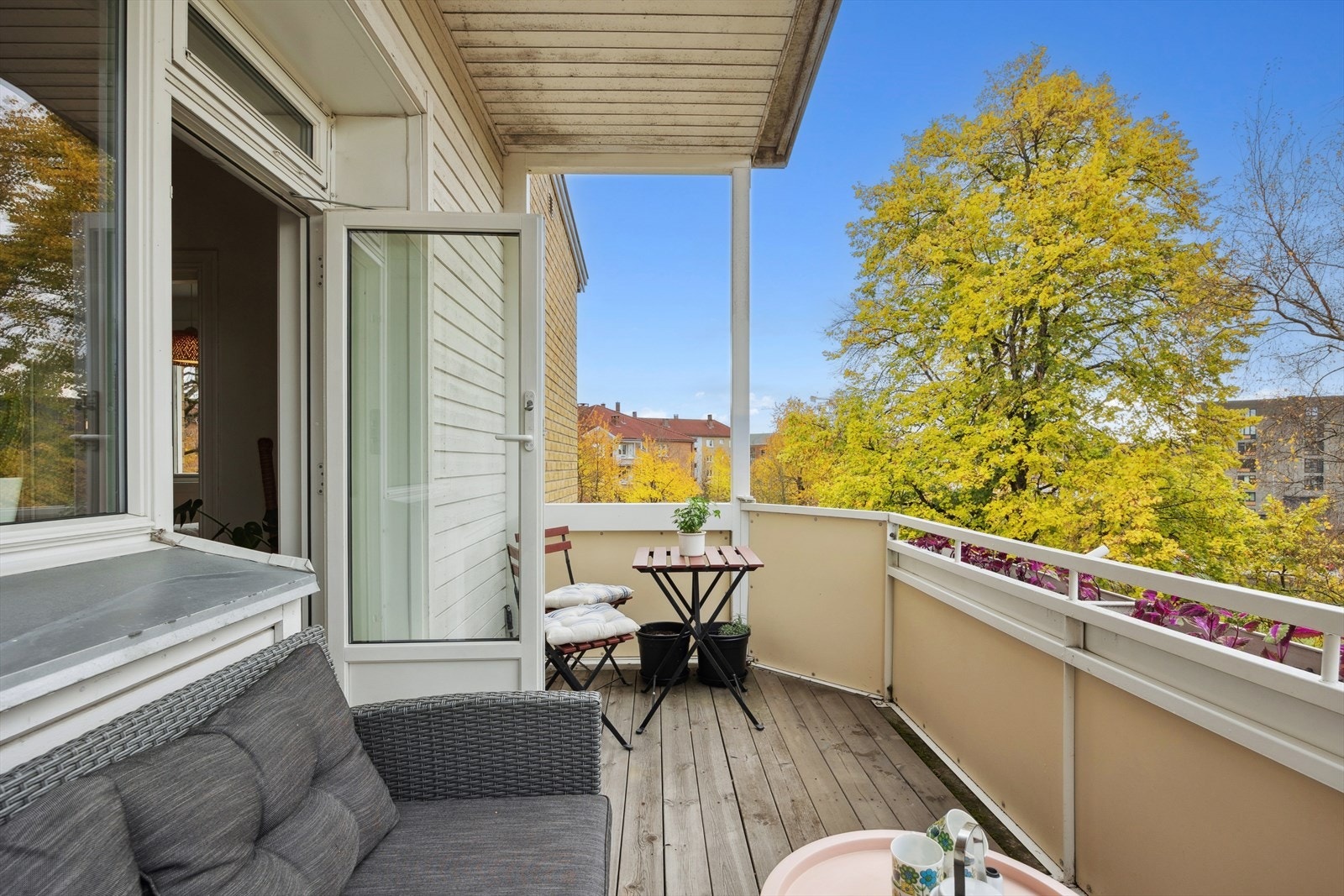 Balkongen er på 7,6 kvm og vender mot sydvest. Her nyter man gode solforhold og flott utsikt. Galleribilde