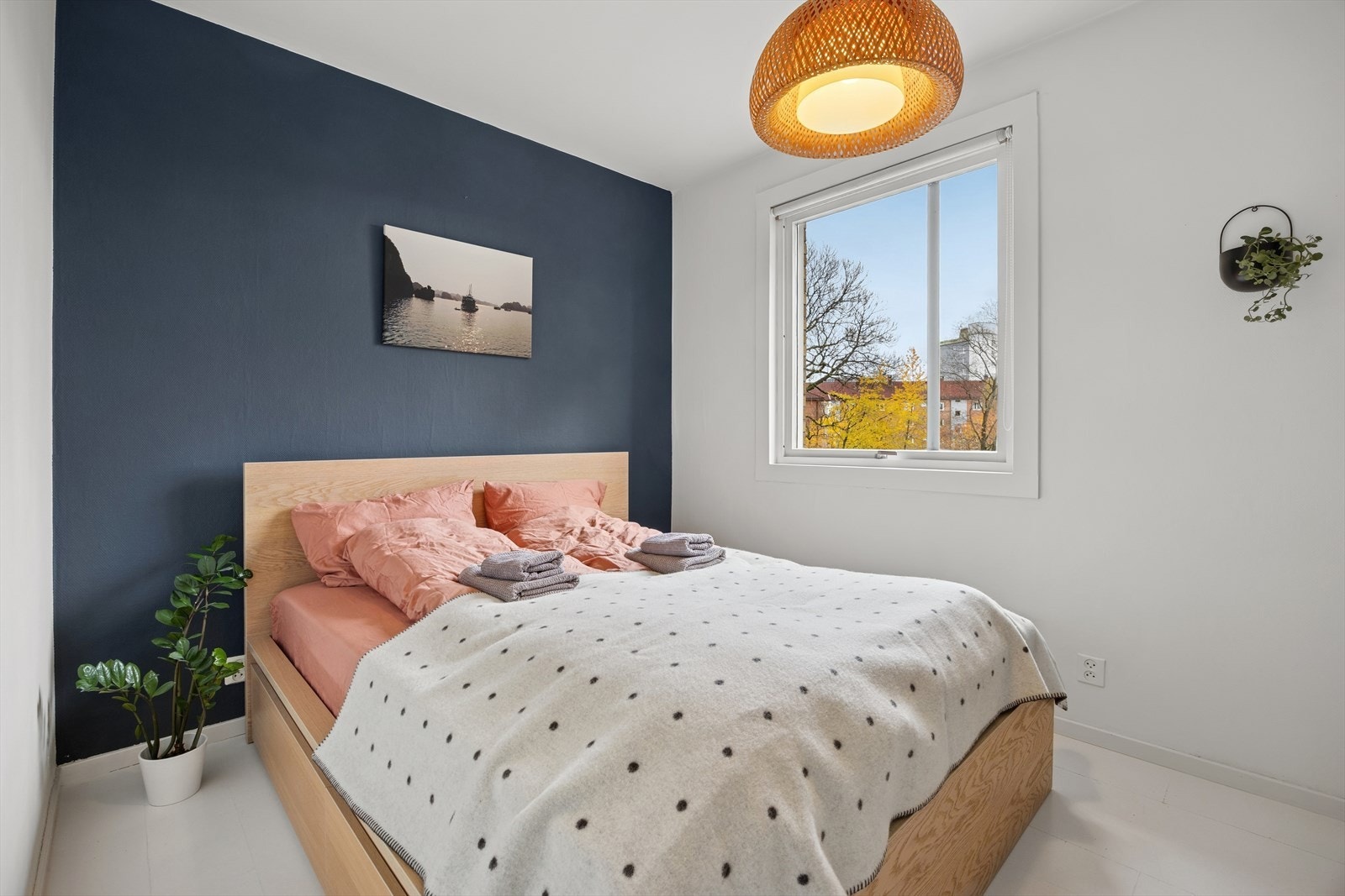 Lyst og luftig soverom med godt utsyn. Galleribilde