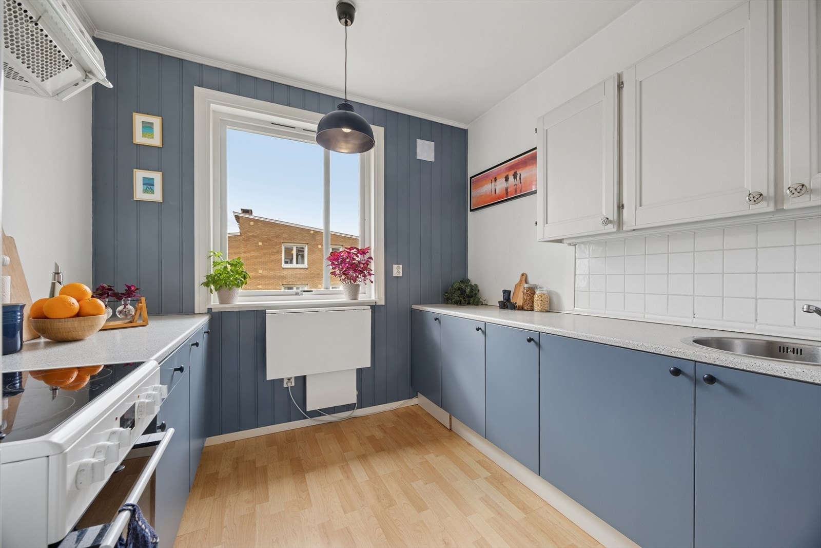 Praktisk kjøkken med god skap- og benkeplass. Galleribilde