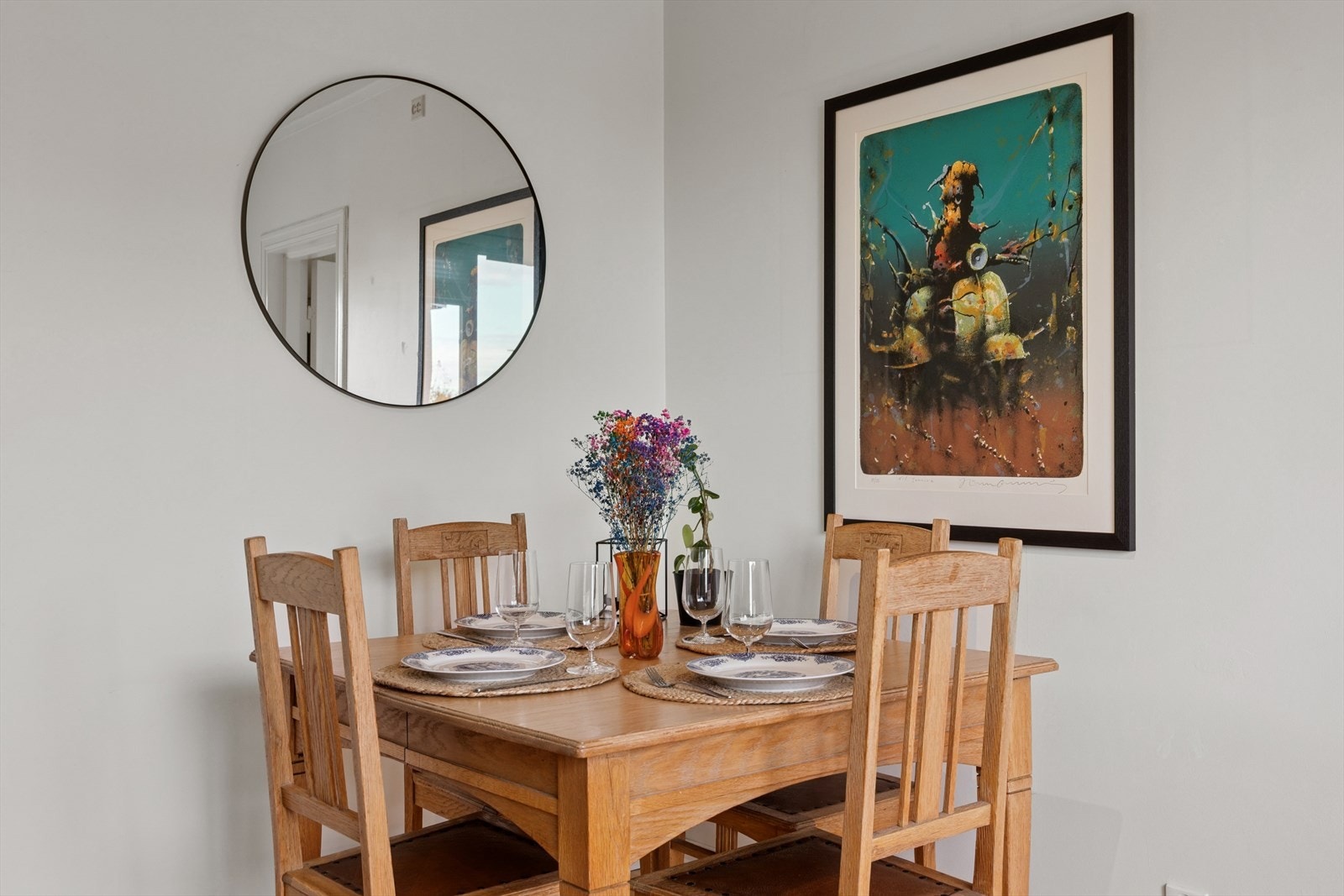 Spisebordet er praktisk plassert i stuen. Galleribilde