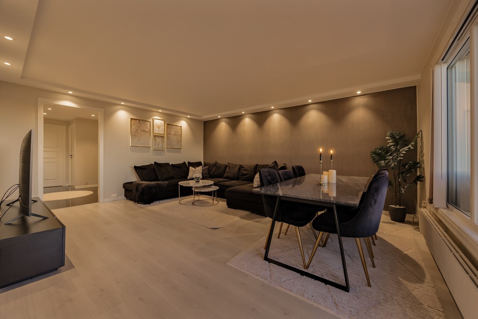 Rommet egner seg like godt for rolige kvelder som for sosiale sammenkomster. Galleribilde