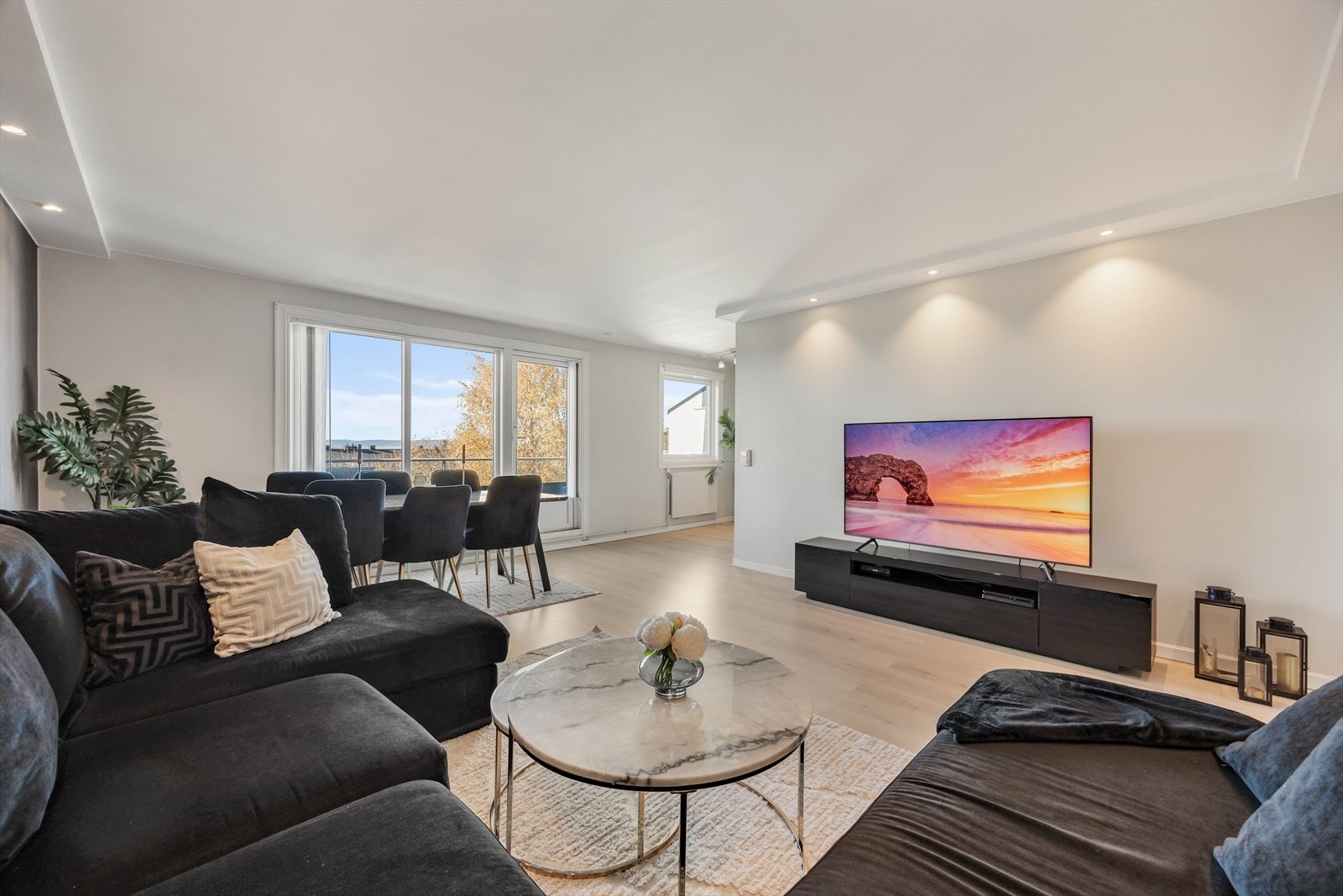 Store vindusflater gir rikelig med naturlig lys og en god romfølelse. Galleribilde