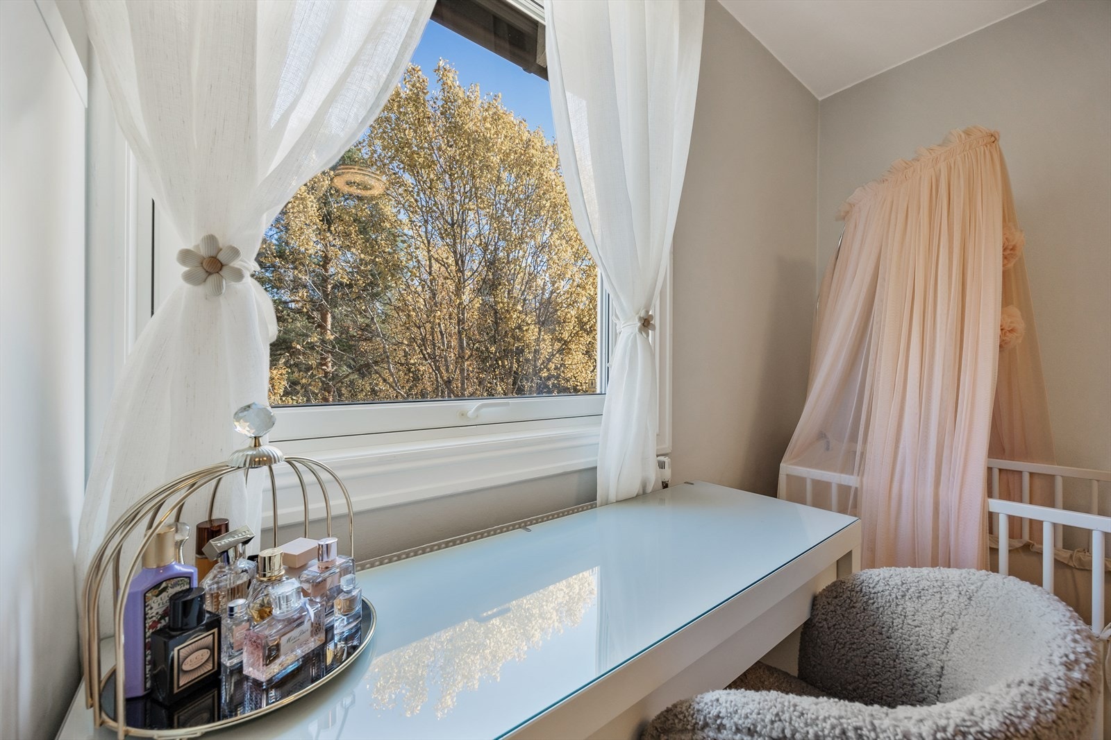 En lys og fin plass ved vinduet, egnet for en liten skrivepult. Galleribilde