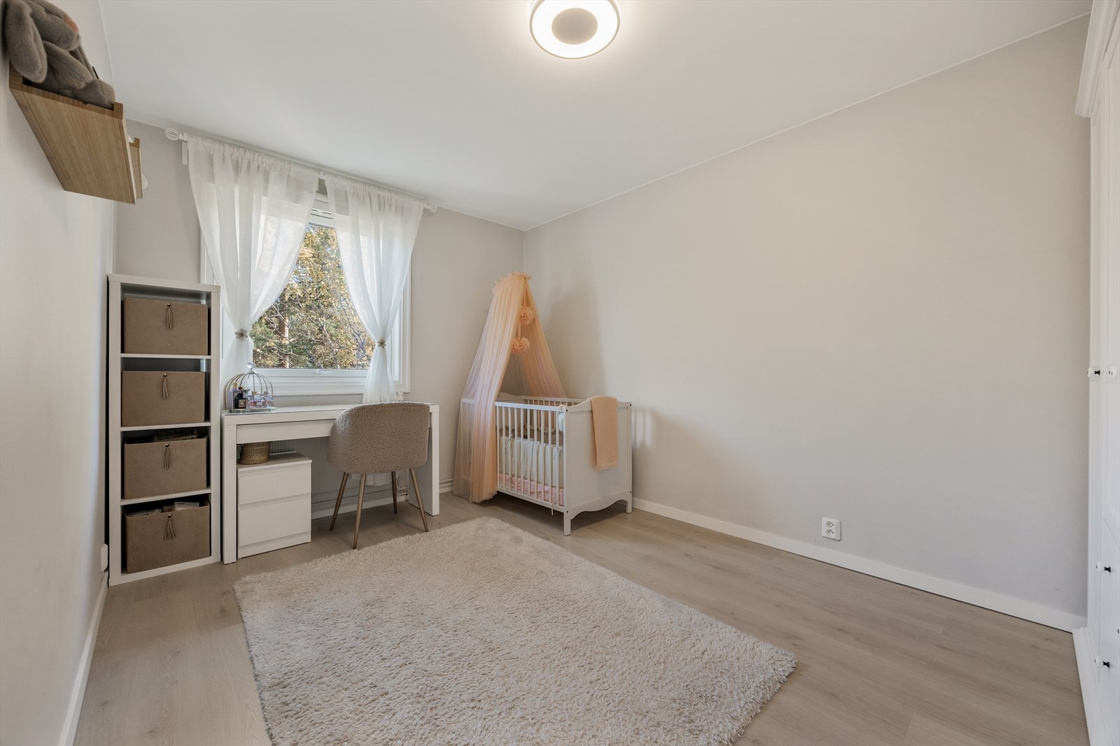 Det andre soverommet har en fin størrelse og kan innredes som barnerom, kontor eller gjesterom. Galleribilde