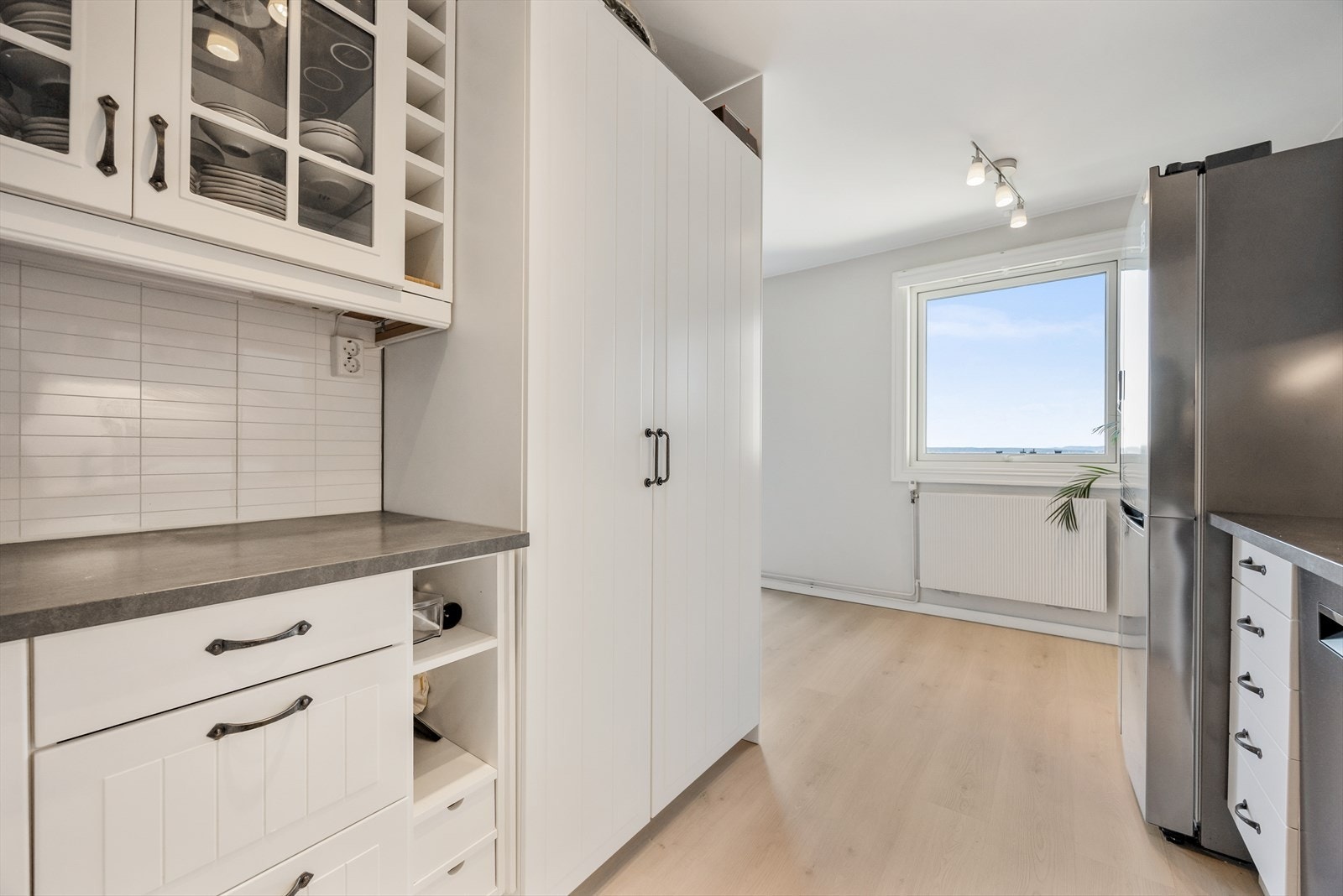 Et høyskap gir ytterligere oppbevaringsplass og et ryddig uttrykk. Galleribilde