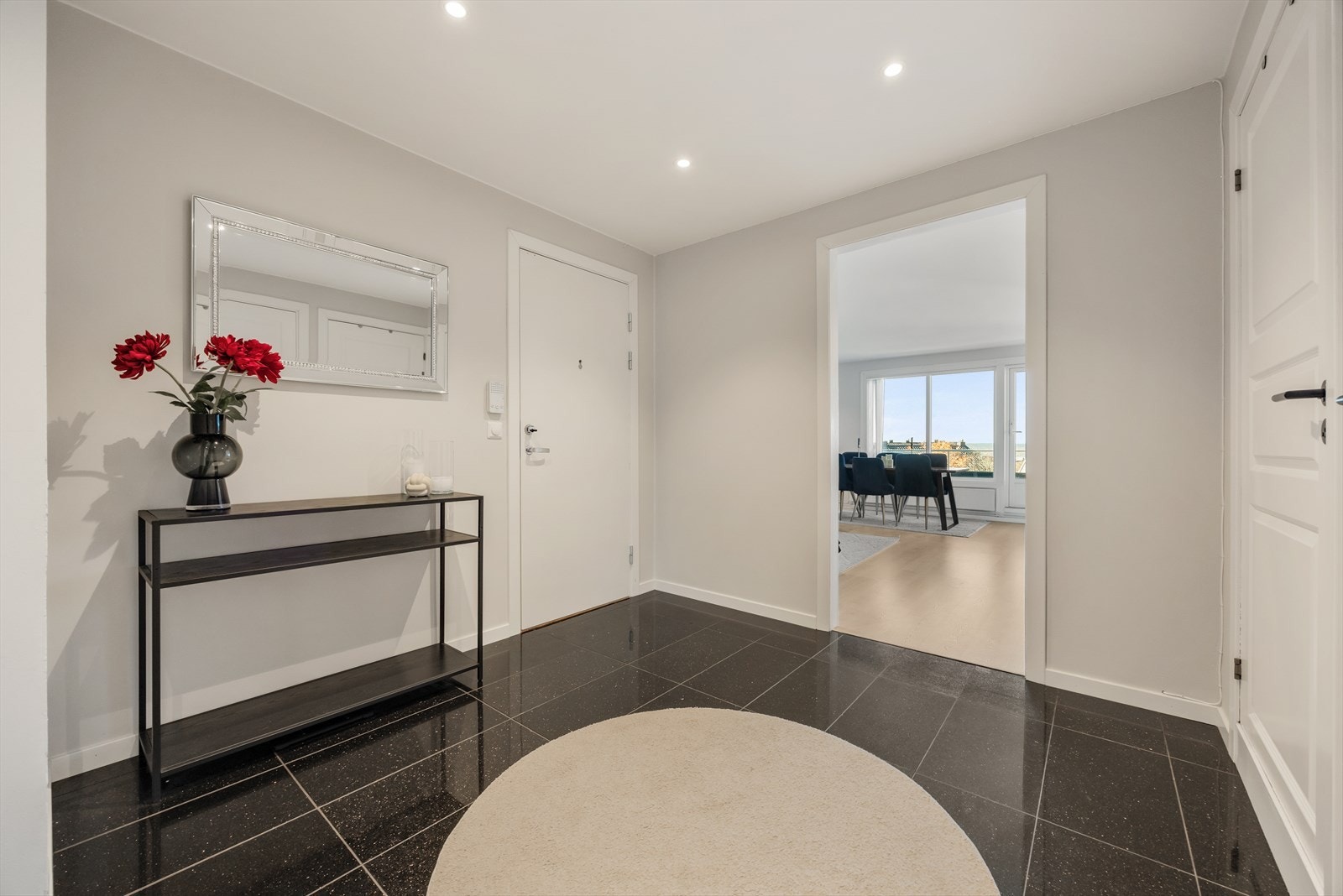 En representativ entré med mørke, slitesterke fliser på gulvet ønsker deg velkommen inn. Galleribilde