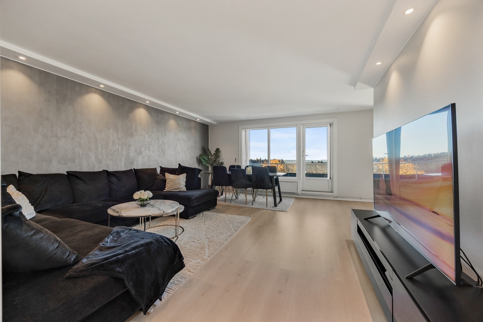 Leiligheten er lys og luftig med mye himmel sikt. Galleribilde