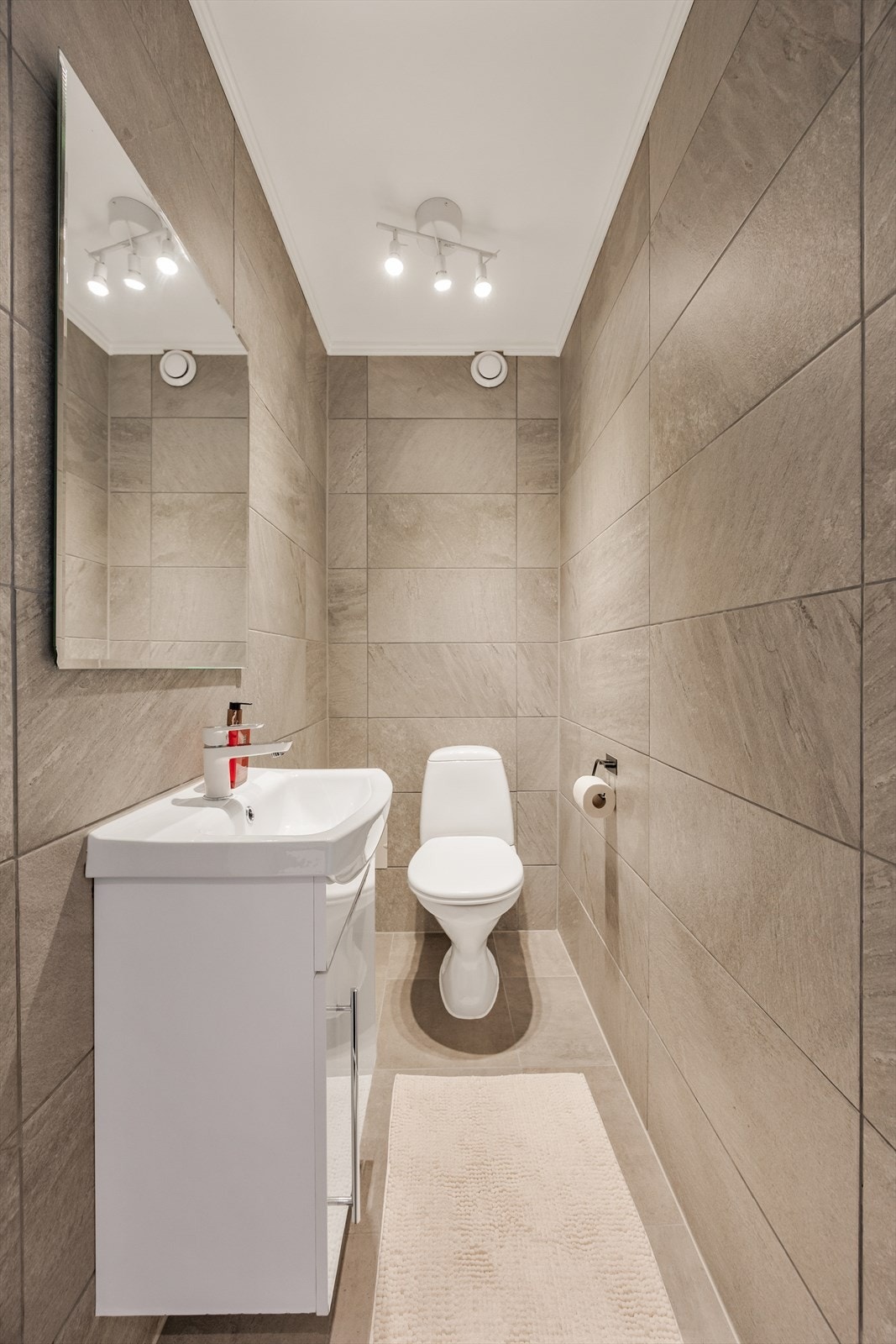 I tillegg til badet har leiligheten et separat toalettrom, praktisk for gjester og travle morgener. Galleribilde