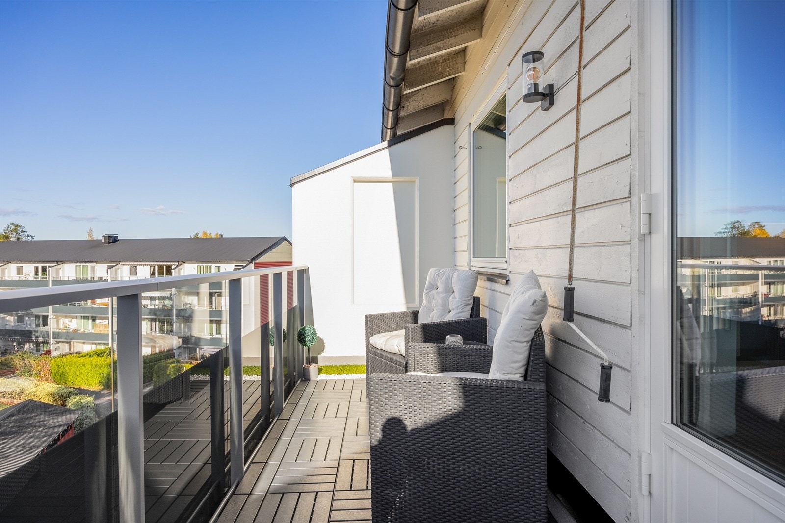 På balkongen er det god plass til sittegruppe og grillsone. Galleribilde