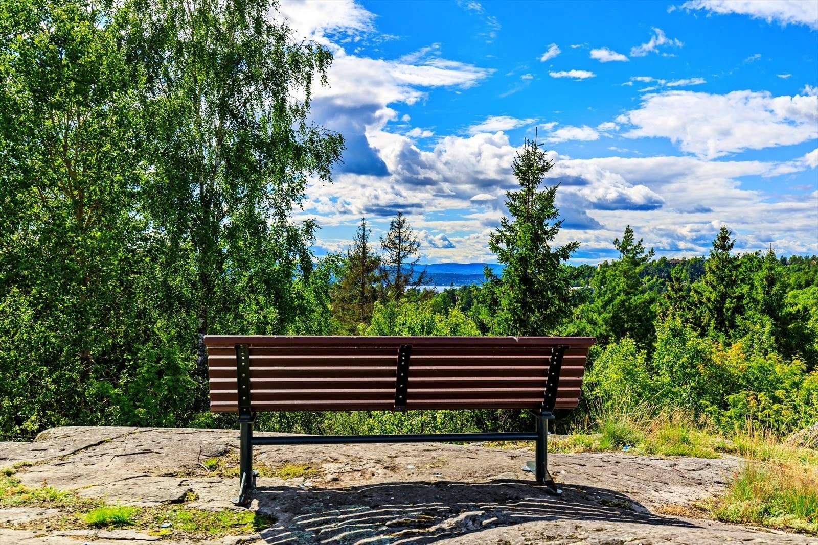 Det er kort vei til kysten med flotte turveier og utsiktspunkt. Galleribilde