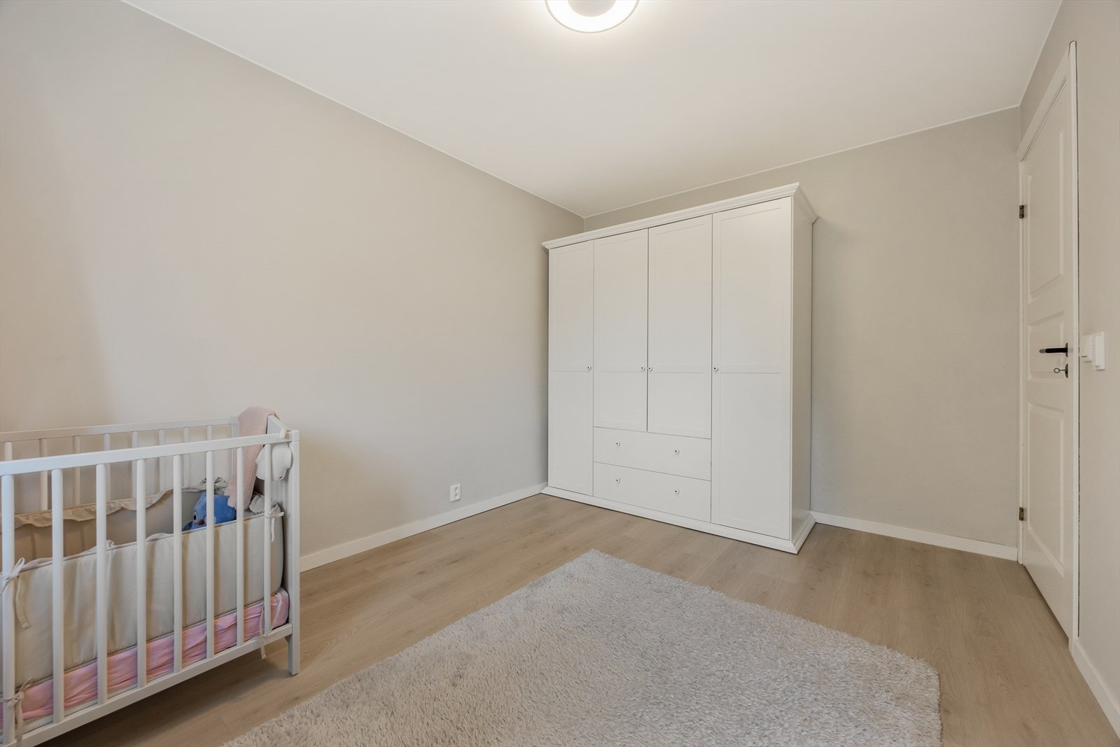 Her er det god plass til en garderobeløsning. Galleribilde