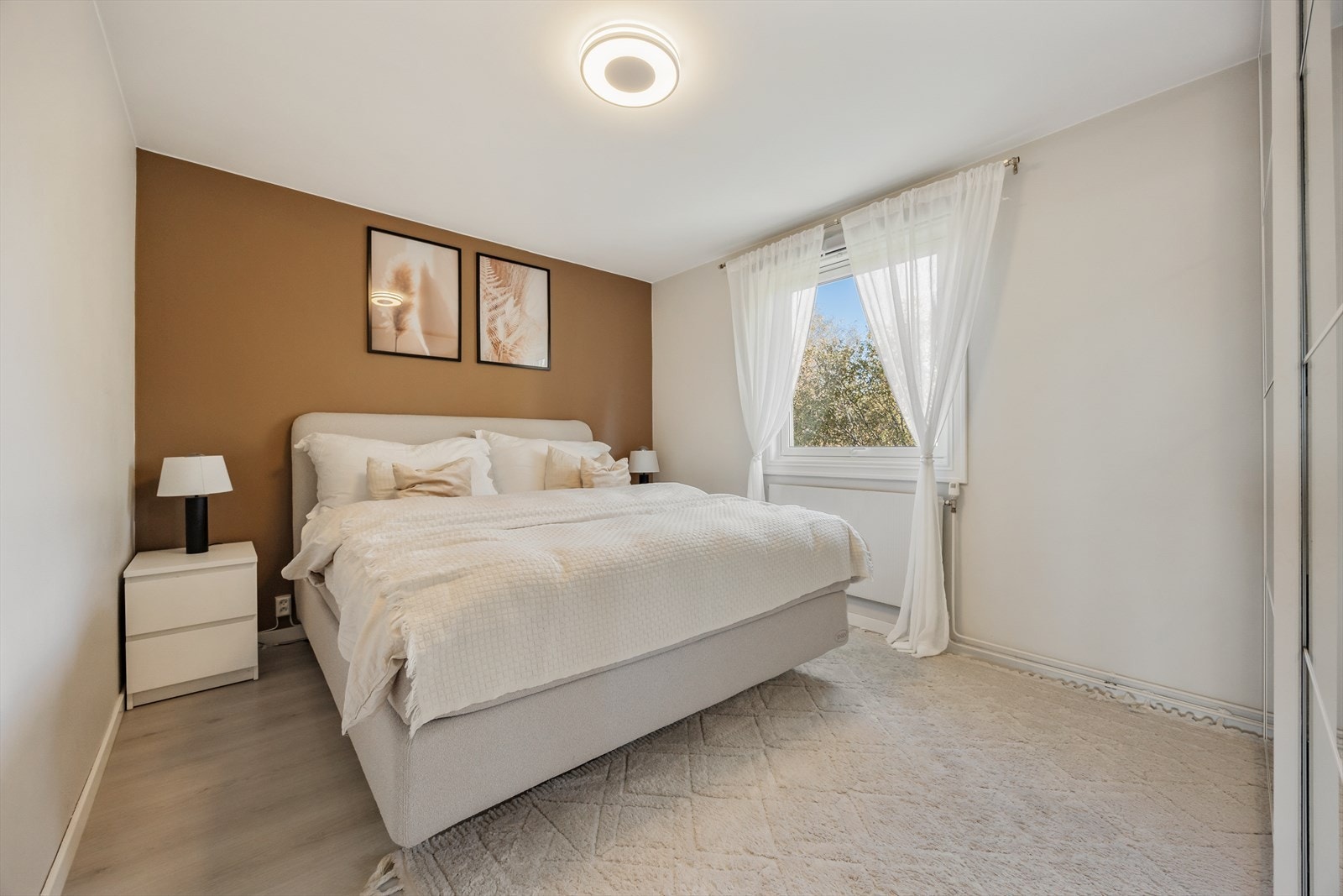 Hovedsoverommet er av god størrelse, med plass til dobbeltseng og tilhørende møblement. Galleribilde