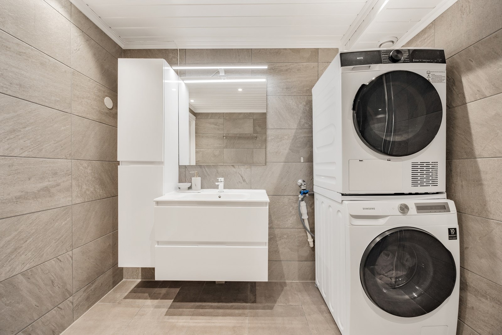 Innredningen består av en bred servant med skuffer og et praktisk høyskap. Galleribilde