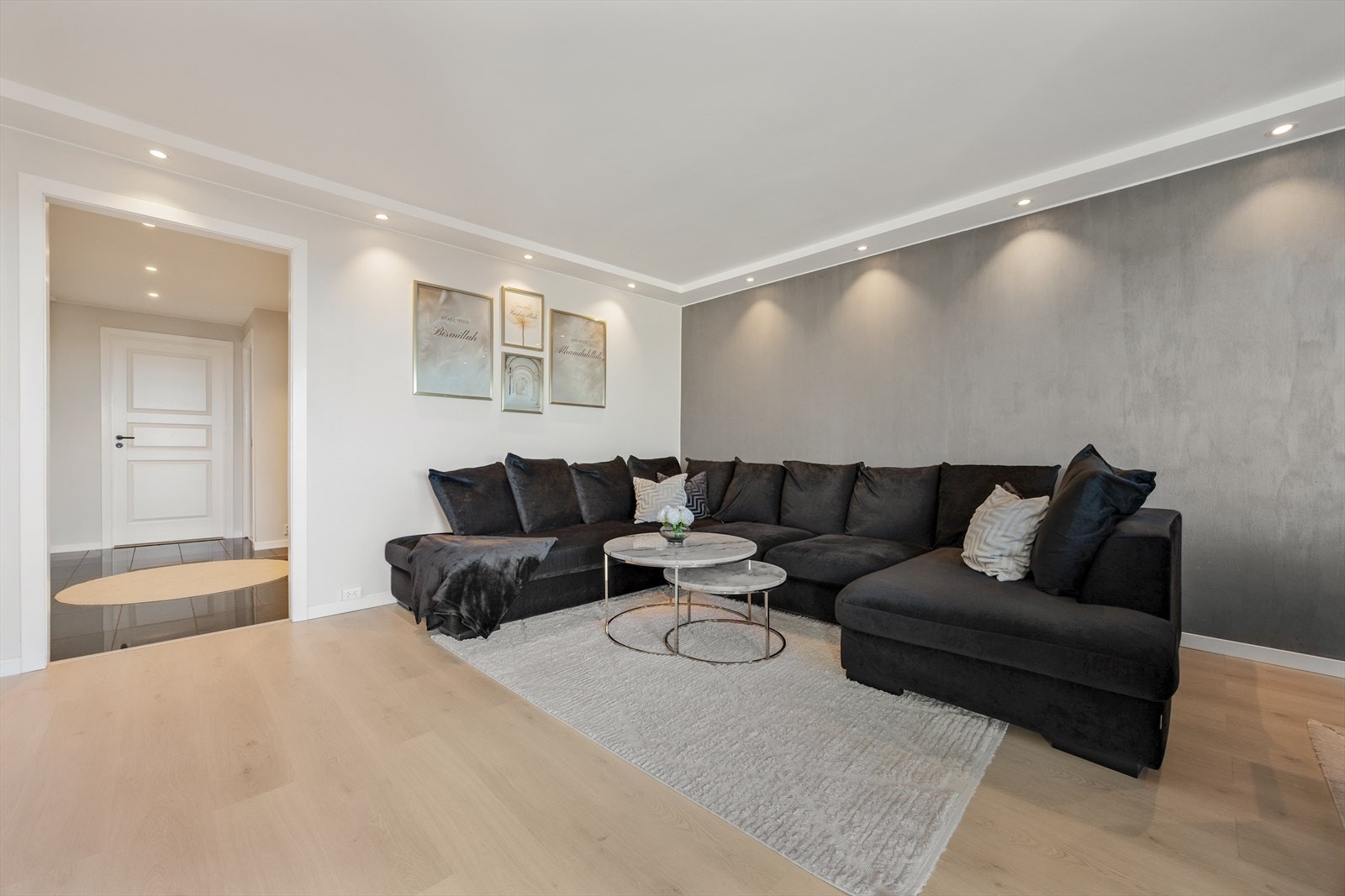 En moderne fondvegg og gjennomtenkt belysning gir rommet karakter. Galleribilde